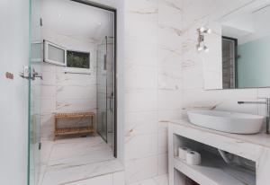 Koupelna v ubytování Artemis Vassilikos + 149 fotografií