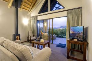 Μια τηλεόραση ή/και κέντρο ψυχαγωγίας στο Montusi Mountain Lodge