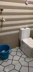 GovardhanYamuna Kunj Homestay的一间带卫生间和蓝色桶的浴室