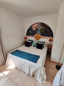 Ένα ή περισσότερα κρεβάτια σε δωμάτιο στο Chambre d'hôtes, à la nuitée 2