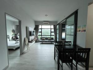 Postel nebo postele na pokoji v ubytování Jesselton Quay Sunrise Haven 2 Bedroom