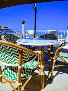 a table and chairs sitting on top of a balcony at Le Nouveau Grand Tour - Dimora del Commendatore in San Giorgio Morgeto