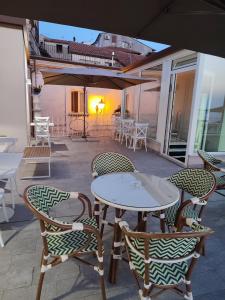 a patio with a table and chairs on a patio at Le Nouveau Grand Tour - Dimora del Commendatore in San Giorgio Morgeto +33 photos