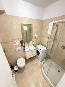 Ένα μπάνιο στο Lazar Tower Apartments with 2 Bedroom and Parking near Palas