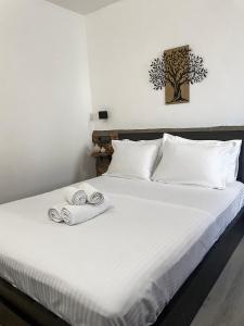 a bed with two towels on top of it at Archontiko Kantilis in Díon