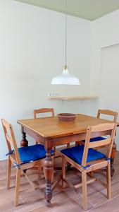 ein Holztisch mit zwei Stühlen und einem Korb darauf in der Unterkunft Faial Cottage in Cedros