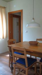 ein Esstisch mit Stühlen und einer Schüssel darauf in der Unterkunft Faial Cottage in Cedros + 11 Fotos