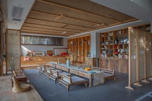 a large room with a large table and chairs at Shan Jue Xing She in Nan'an