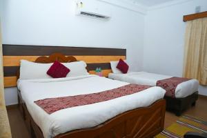 PokharaにあるHotel Lake Palaceの赤い枕が付いたベッドが2つあるホテルの部屋 +11枚の写真