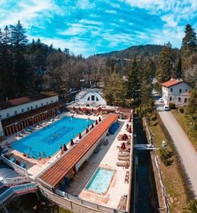 Una vista aérea de una piscina en un complejo turístico. en CAN APART KAPLICA OTEL, en Termal