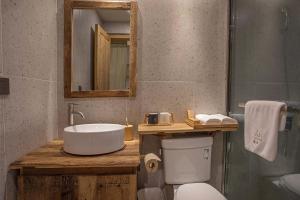 a bathroom with a sink and a toilet and a mirror at Shan Jue Xing She in Nan'an