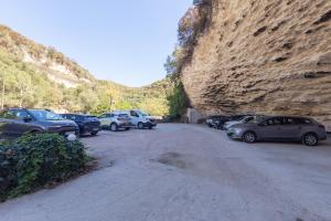 een stel auto's geparkeerd voor een berg bij Hotel des Etrangers in Bonifacio