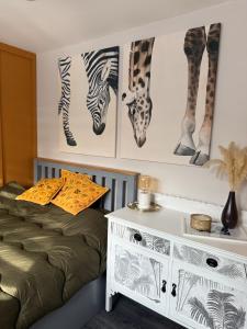 ein Schlafzimmer mit Zebrazeichnungen an der Wand in der Unterkunft Lovely flat close to Tewkesbury town centre! in Tewkesbury