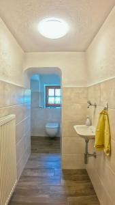 Koupelna v ubytování Hotel Binderhäusl + 29 fotografií