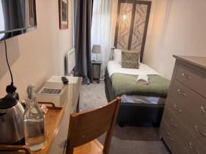 Postel nebo postele na pokoji v ubytování Regency House + 70 fotografií