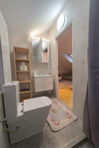 Ένα μπάνιο στο KindStay Suite w Free Parking near Prague Airport