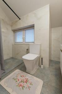 Ένα μπάνιο στο KindStay Suite w Free Parking near Prague Airport