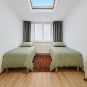 Ένα ή περισσότερα κρεβάτια σε δωμάτιο στο KindStay Suite w Free Parking near Prague Airport