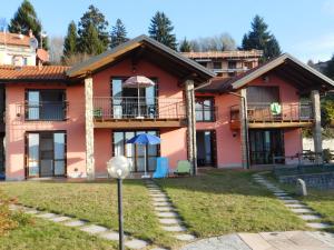 a house with a porch and a balcony at Rosmarino 1 in Agra