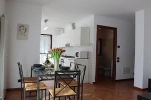 a kitchen and dining room with a table and chairs at Rosmarino 1 in Agra