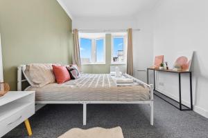 Postel nebo postele na pokoji v ubytování Stylish 2-Bed Retreat Near Twickenham Stadium