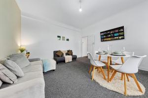 Posezení v ubytování Stylish 2-Bed Retreat Near Twickenham Stadium