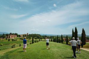 a group of people standing on a grass field at Casa Giorgia Collio Suite in Cormòns