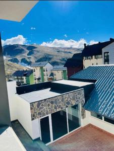 een uitzicht vanaf het dak van een huis bij House SUNNY Sierra Nevada Estudio con wifi in Sierra Nevada