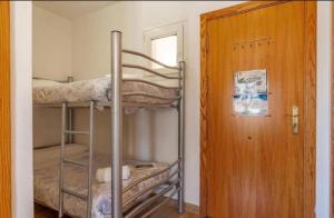 een kamer met 2 stapelbedden en een deur bij House SUNNY Sierra Nevada Estudio con wifi in Sierra Nevada