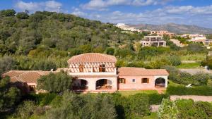 a large house in the middle of a mountain at Vecchio Stazzo in San Teodoro