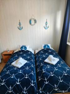 Una cama o camas en una habitación de Gryfhaus - Pokój Bosmański