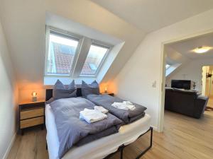 a bedroom with a bed with two towels on it at Appartement Turmblick in Marienhafe