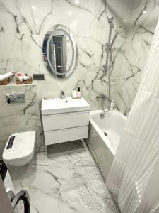 Ένα μπάνιο στο 1 room Ridnyi Dim Apartment +6 φωτογραφίες