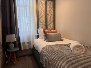 Postel nebo postele na pokoji v ubytování Regency House