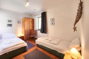 a bedroom with two beds and a window at Ferienwohnung Merkel in Koserow