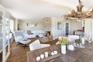 een woonkamer met een tafel en een open haard bij Seaside in Klappholttal