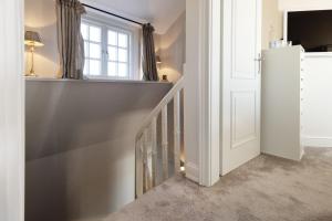 een trap met een witte deur en een raam bij Seaside in Klappholttal