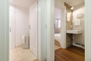 een witte badkamer met wastafel en een slaapkamer bij Seaside in Klappholttal +84 foto's