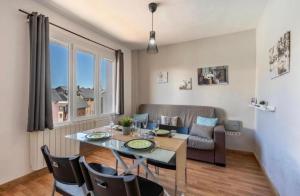 een eetkamer en woonkamer met een tafel en stoelen bij House SUNNY Sierra Nevada Estudio con wifi in Sierra Nevada