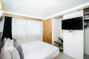 TV a/nebo společenská místnost v ubytování Zuzuni Boutique Hotel + 37 fotografií