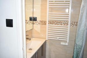 Koupelna v ubytování Lorely Homes - Disneyland 14 min - Free Parking + 21 fotografií