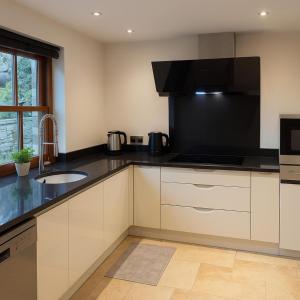 Η κουζίνα ή μικρή κουζίνα στο Sleeps 4 - Old Farmhouse - Near Pendle Hill