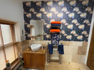 Ένα μπάνιο στο Sleeps 4 - Old Farmhouse - Near Pendle Hill +2 φωτογραφίες