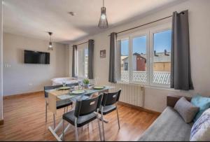 een woonkamer met een tafel, stoelen en een bank bij House SUNNY Sierra Nevada Estudio con wifi in Sierra Nevada