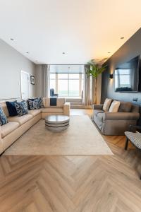 ein Wohnzimmer mit Sofa und Tisch in der Unterkunft Onyx House in Blackpool