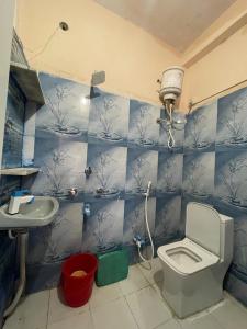 un baño con inodoro y lavabo en Shree Shivay Residency, en Ujjain