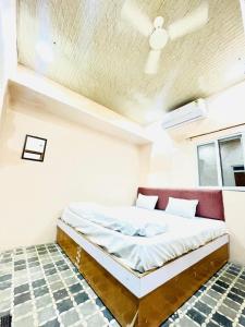 un dormitorio con una cama en una habitación en Shree Shivay Residency, en Ujjain