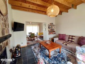 TV a/nebo společenská místnost v ubytování Amber & Birch