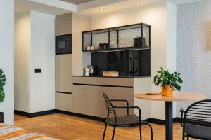 une pièce avec une table et des chaises et une cuisine dans l'établissement BUBU Apartments By Exclusive Homes, à Malaga 47 autres photos