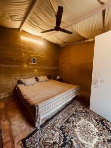 Voodi või voodid majutusasutuse Kala Kutir Mud Stay near Taj Mahal King sized bed toas +32 fotot